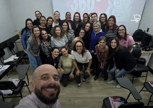 Turma do treinamento Atendimento 360° reunida em sala de aula